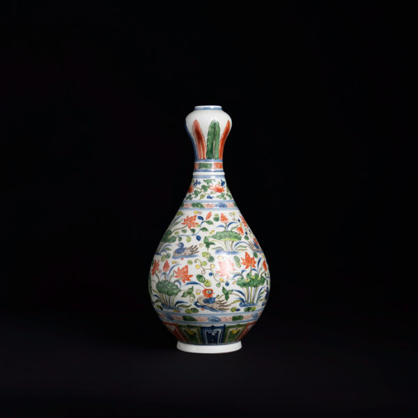 (From an Old Collection) Blue and White Porcelain Garlic-Shaped Vase with Polychrome Mandarin Ducks Playing in a Lotus Pond