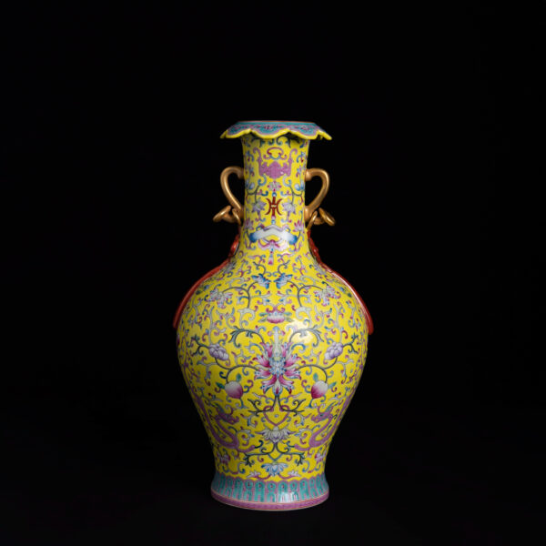 (From an Old Collection) Enamel-Decorated and Gilt-Painted "Flower" Pattern Appreciation Vase
