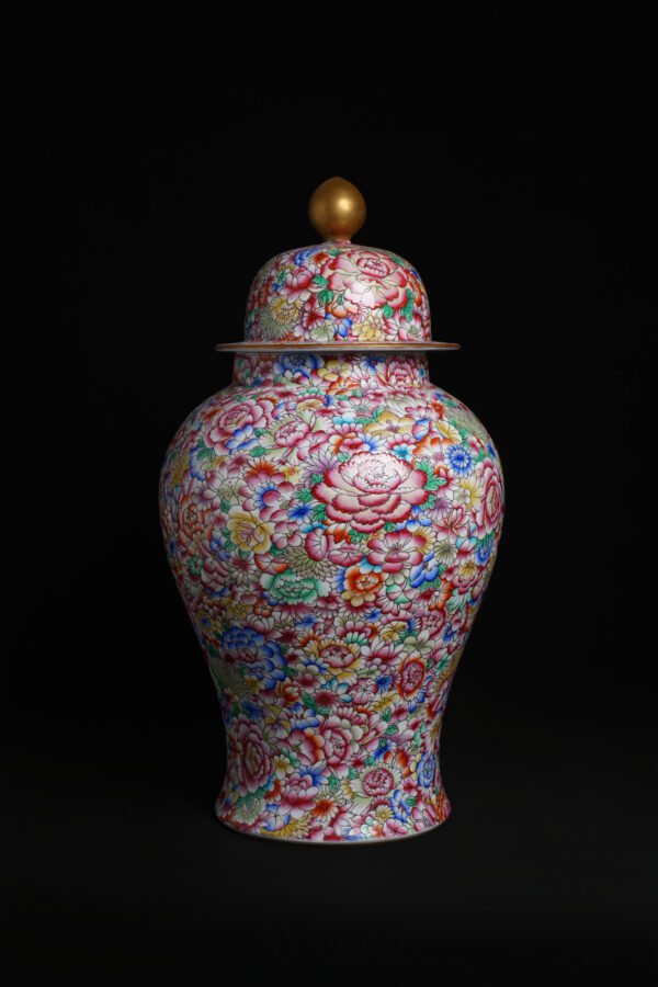 (From an Old Collection) Enamel-painted floral pattern with no leaves falling off, gilded cover, general officer-shaped jar