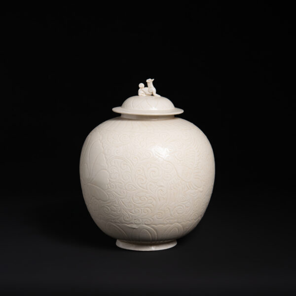 (From an Old Collection)Ding Kiln White Glazed Carved Flower-and-Bud Pattern Cover Vase