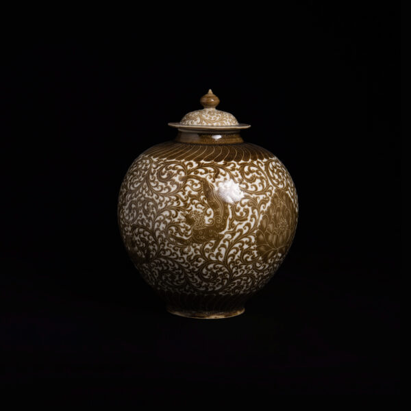 (From an Old Collection)Ding Kiln Brown-Color Decorated with White Patterns of Wreathed Sacred Beasts and Peonies on the Lid of a Jar