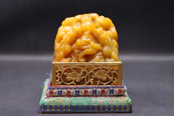 Tianhuang Silver Engraved with Gold Dragon Reaching for a Prosperous Era Official Seal