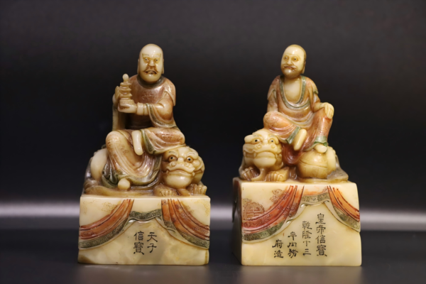 A pair of rohan seals made of Shoushan stone