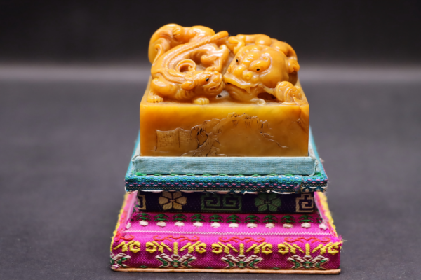 Tianhuang exquisitely carved letter-shaped animal seal