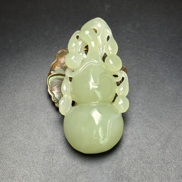 Heitan jade fruit-shaped pendant