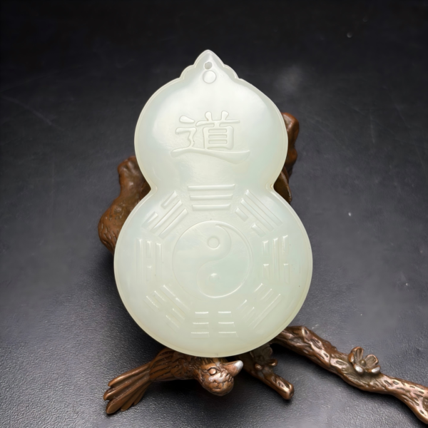 Heitan jade wine flask pendant